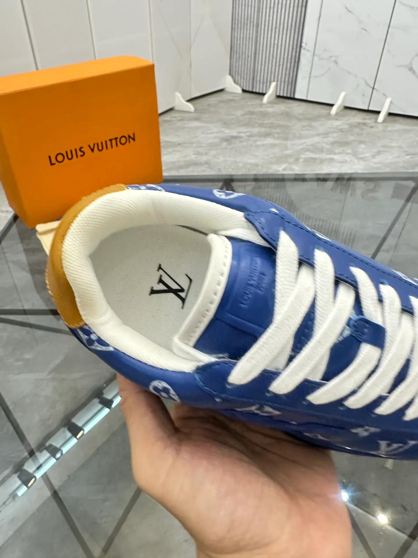 Men's shoes: 💰P700¥ Top quality Product trademark: LV* "Louis Vuitton*" low-top casual shoes Regular size: 35-45 (can be customized to 46) Couple style Product materials: Imported cowhide upper, breathable lining, original outsole. Number: two